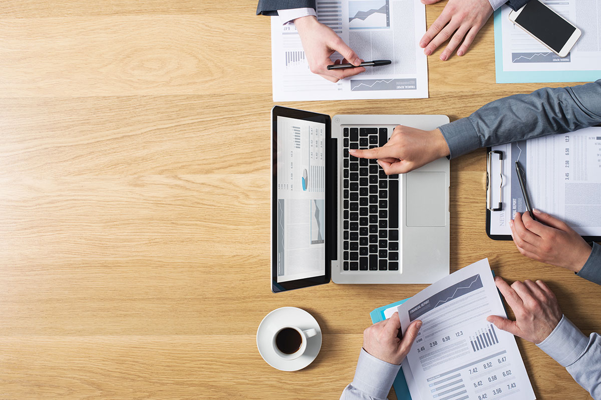 hands_computer_online_meeting