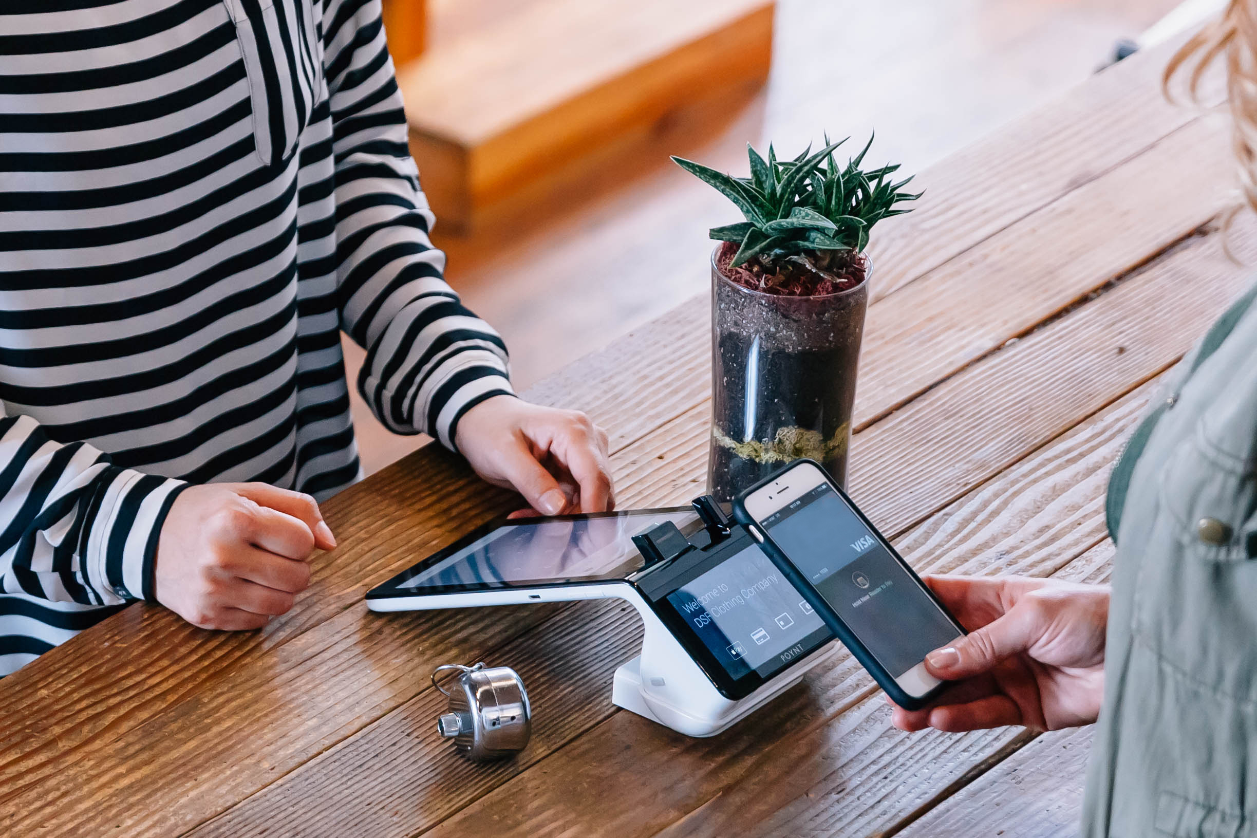 man_taking_credit_card_payment_smiling